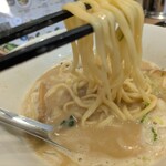 自家製麺 らぁ麺食堂W - 麺は平打ち麺