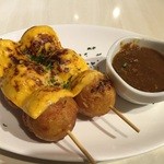 クワトロチンクエ - 揚げたこ焼きの炙りチーズ串