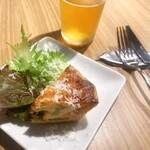 ブラッスリー 航 - 料理写真:アスパラとサーモンのキッシュ