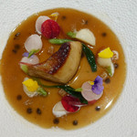 レ セゾン - 鴨のフォアグラポシェと小さな野菜 トンカ豆とトリュフを香らせたブイヨン