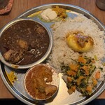 Spice Bar モンカリー - 主人：ポーク＋ライス大盛+ミニチキン＋卵ｱﾁｬｰﾙ