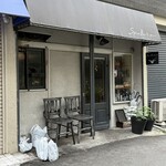 Spice Bar モンカリー - 外観　椅子横の瓶ごみが主張強いｗ