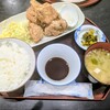 鶏の白石 - 私選択の唐揚げ和風定食￥1200   ニンニク醤油漬け込みの唐揚げが好きな私には物足りない。シンプルな唐揚げでした。真ん中はポン酢で大根おろしを入れて付けて食べる形ですが、新鮮国産のシンプルが売りかな