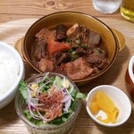 ワイン酒場 GabuLicious - 煮込み定食900円。この日はもつ煮込みでした。