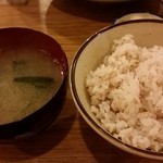 ホルモン鶴松 - 麦飯＆味噌汁。