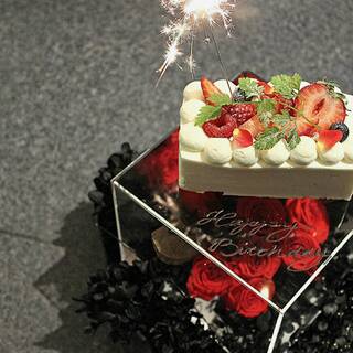「フラワーボックスアニバーサリーケーキ」で大切な方のお祝いを