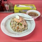 秀華 - 料理写真:五目チャーハン。海老も立派！チャーハンスープも美味