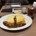 サロン卵と私 - 料理写真:暫く待つと注文したビーフとマッシュルームのデミグラスソースのスフレ卵のオムライスのドリンクをセット1260円の出来上がりです。
