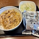 吉野家 - 料理写真:ドラクエウォークセット
牛丼(小盛)+ミニサラダ+フィギュア