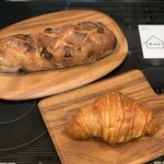 Bakery Koo - クルミとレーズンのカンパーニュ500円　クロワッサン300円　