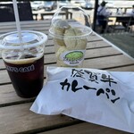 高原ベーカリー バイアペティート - ドリンク写真:テラス席で頂くカレーパンとメロンパン