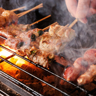 【備長炭で焼き上げる】自慢の博多串焼きは絶品！
