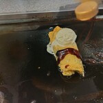 どんなもんじゃい - あんこ巻きにトッピングのアイス