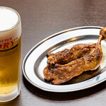 釜焼鳥本舗おやひなや - 料理写真:スパイシーな骨付鳥と冷たいビールは相性バッチリ！