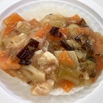 マックスバリュ - まずはレトルトの中身をご飯に乗せる。