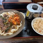 牧のうどん - 料理写真:肉キムチうどん 870円、かしわ飯 210円