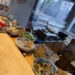 鳥 から揚げ うえ山 - 八種類くらいの大皿つまみの中からお通しとして三種類を選びます