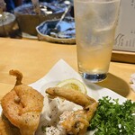 鳥 から揚げ うえ山 - 鶏の素揚げにはやはりハイボール