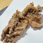 鳥 から揚げ うえ山 - 素揚げなので首周りの小骨もボリボリといただきました