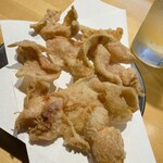 鳥 から揚げ うえ山 - 鶏皮です。中華の海老せんべいではありませんヾ(≧▽≦)ﾉ