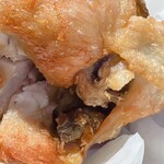 鳥 から揚げ うえ山 - ムネ肉のドアップ