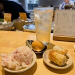 鳥 から揚げ うえ山 - ラッコのお通しは味付け茹で卵、薬味入りの竹輪にポテトサラダ