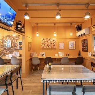 昼はカフェ、夜は隠れ家BARに！裏路地に佇むアットホームな店