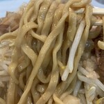 ポーションラーメン - 麺は平打ちの極太麺。