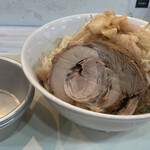 ポーションラーメン - 汁なし（200g）。具材はチャーシュー、たっぷりのもやし、かつお節、背脂がのり、さらに別皿で生卵が1個提供されます。