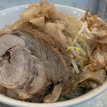 ポーションラーメン - 極太麺が濃いめのタレとよく絡んで食べ応え十分。