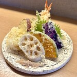 天ぷら てん - 料理写真:旬の魚介と野菜を使用した天ぷら盛り合わせです。