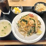 タイ料理 サバイ サバイ - パッタイ[海老]のランチセットとアイスコーヒー