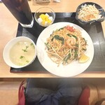 タイ料理 サバイ サバイ - パッタイ[海老]のランチセットとアイスコーヒー