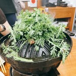 ジンギスカン羊はち - 鉄板に春菊をこんもりのせて