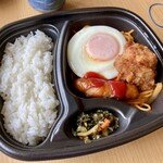 ほっともっと - 料理写真:どこにナポリタン在るの?この容器深くてガッパリ入るのよ。目玉焼きの下ね