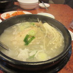 Wonjo Seoul Samgyetang - 暫くするとグツグツと沸騰した若鶏を丸ごと一羽使った参鶏湯の登場です。
            