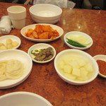 Wonjo Seoul Samgyetang - テーブルに着き注文が終ると先ず最初のキムチセットがテーブルに並べられました、酢醤油漬けのニンニク、砂肝をコチュジャン和えにしたものなどが沢山テーブルに並びます
