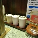 四川料理刀削麺 川府 - 卓上調味料