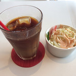 カフェ ミツイケ - ランチセットの、アイスコーヒーとサラダ