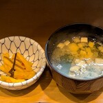 鳥焼 辰の字 - 辰の字 ＠築地 ランチに付く沢庵と湯気が立つ揚げと若芽の味噌汁