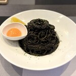 圧力鍋ぱすた専門店＆BAR PASTABO - 料理写真:・看板メニューのいかすみパスタ 2辛 大盛り 1,680円/税抜
・黄身 +50円/税抜