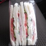 Unoko - トマトと　ハムの、サンドイッチ。サニーレタスを挟むのは、止めて～。