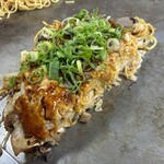 お好み焼 ひらの - 「そばライス」（850圓）
「すぢコン」（250圓）
「イカ天」（200圓）の斷面。