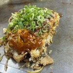 お好み焼 ひらの - 「そばライス」（850圓）
「すぢコン」（250圓）
「イカ天」（200圓）を半分食べた處。