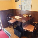 Bistro COZY - 玄関入ってすぐ左のテーブル席。