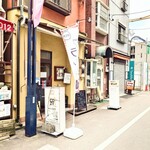 Bistro COZY - 並びの老舗"お肉屋さん(デビュー当時の”麻丘めぐみ”さんも利用されていらっしゃいました)"も"お弁当"を販売されていらっしゃいます。