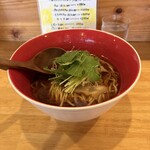 麺や 七 - 料理写真:黒醤油らーめん(950円、斜め上から)