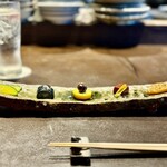 和牛料理 一石三鳥 - ・旬菜5種盛り合わせ
            左から、鈴かぼちゃナムル、茄子のナムル、イエローズッキーニと神戸牛しぐれ、近江赤こんにゃく、長芋キムチ