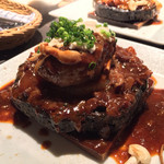 卯夢 - 焼溶岩の上に載った、ハンバーグ