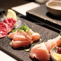 美神鶏 - ●朝びき鶏刺し三種盛り980円
                フレッシュなお刺身の鶏でした。